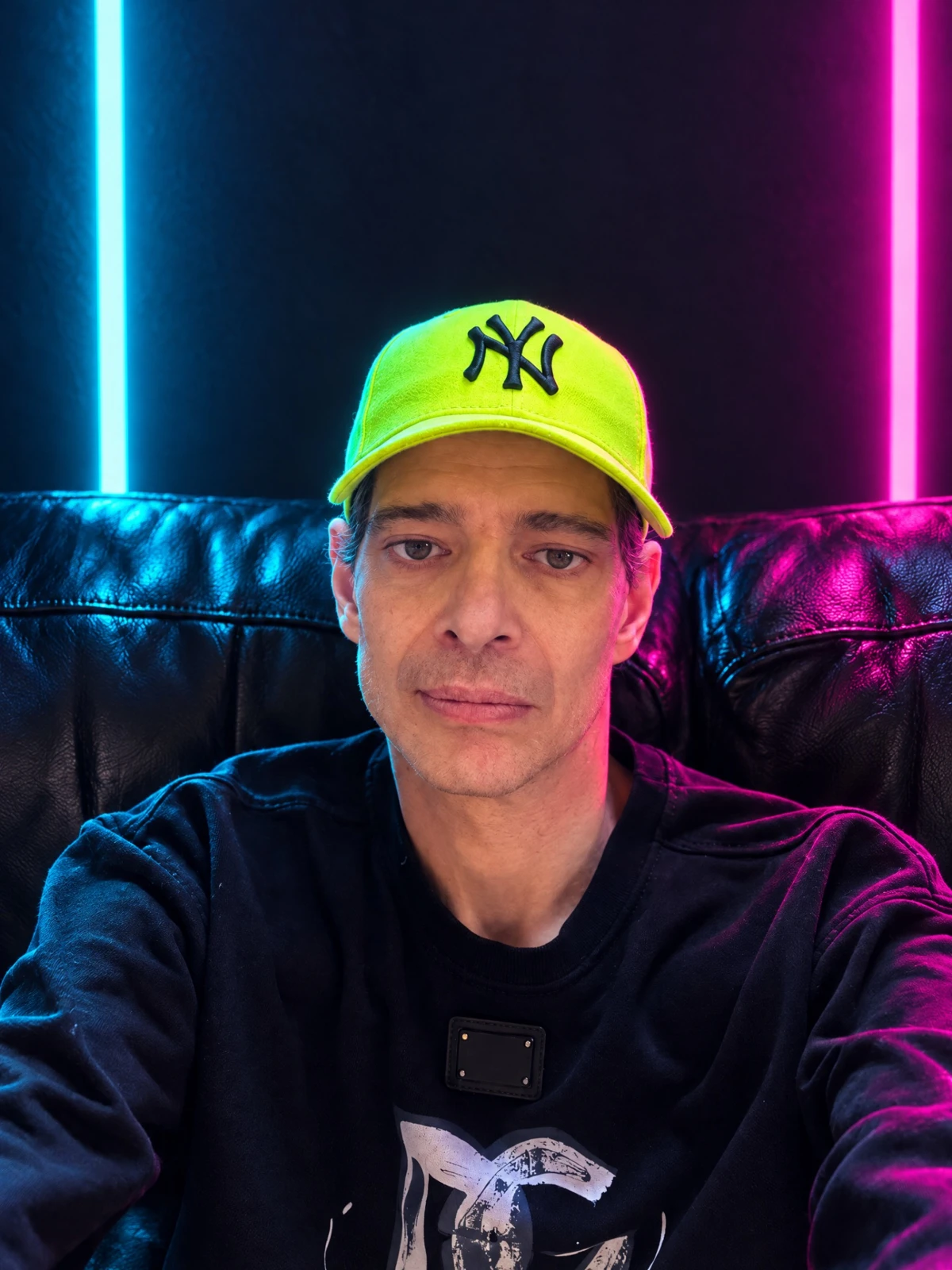 Remond Reichwein in zijn neonverlichte studio
